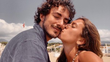 MotoGP: Pecco Bagnaia rosso d’amore come un’aragosta a Forte dei Marmi