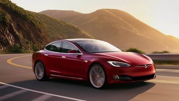 Auto - News: Tesla: dopo quanti km le batterie perdono capacità?