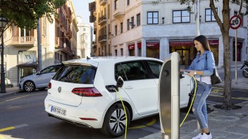 Auto - News: Aumento dei costi dell'energia: come la mettiamo con le auto elettriche?