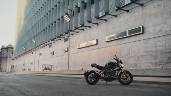 Moto - News: Zero Motorcycles, il pacchetto Quickstrike per una SR/F "racing" 