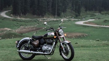 Moto - News: Royal Enfield Classic 350 2022: oggi in India, presto in Europa