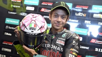 MotoGP: FOTO E VIDEO - Fiocco rosa per Valentino: ecco il casco di Misano