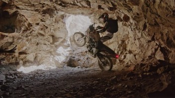 Moto - News: Pol Tarres e la sua Yamaha Ténéré 700 VS le leggi della fisica - VIDEO