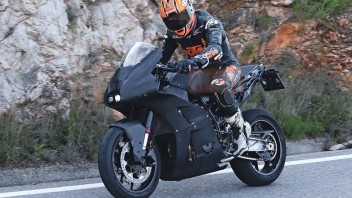 Moto - News: KTM RC990: la nuova supersportiva beccata su strada - FOTO