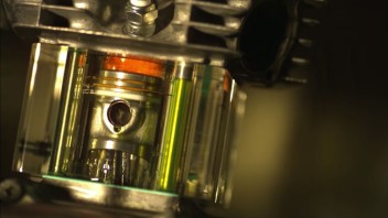 Moto - News: Il cilindro "magico": la trasparenza svela come gira un motore