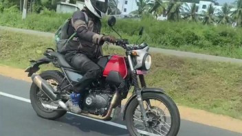 Moto - News: Royal Enfield Skram 411 2022 beccata su strada! - FOTOSPIA