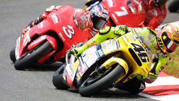 MotoGP: Rossi remembers the title in the 500: "Legendary bike and what a battle it was with Biaggi!"