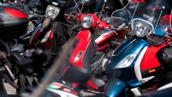 Moto - News: Parcheggi a pagamento per moto e scooter: a Genova la proposta shock