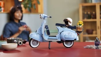 Moto - News: La Vespa della Lego è realtà: tutte le foto di un set molto atteso