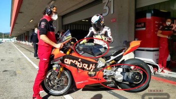 SBK: Ducati sorprende: serbatoio slim e nuovo forcellone per Bautista!