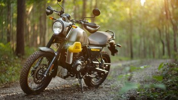 Moto - News: Royal Enfield Scram 411: l'Himalayan si spoglia e diventa scrambler