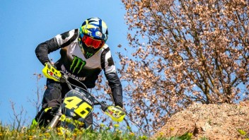 MotoGP: FOTO - Valentino Rossi festeggia la primavera con piada e motocross