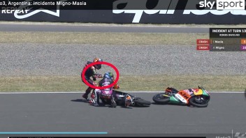 Moto3: VIDEO Fallo di rezione di Masia dopo la collisione con Migno