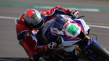 SBK: Irwin e Honda superlativi nel BSB: è pole a Silverstone, 12° Sykes