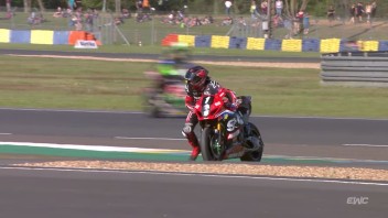 SBK: VIDEO - Eroico Guintoli a Le Mans: resta senza benzina ma salva la gara 