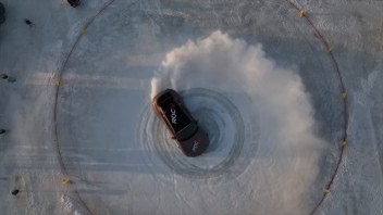 Auto - News: Porsche Taycan Cross Turismo: è record di "anelli" sul ghiaccio! - VIDEO