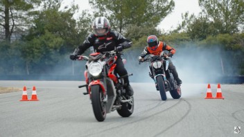 Moto - News: KTM 890 Duke R vs MV Agusta Brutale 800 RR: battaglia a suon di derapate!