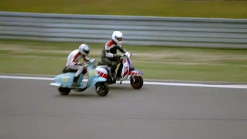 Moto - Scooter: Vespa Vs Lambretta al Nurburgring: botte da orbi tra gli scooter italiani