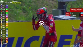 MotoGP: VIDEO - Bagnaia cade mentre segue Quartararo e si infuria al Sachsenring