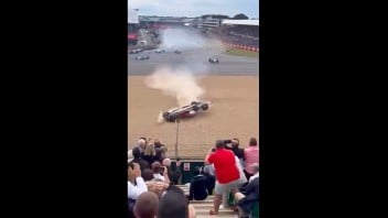 Auto - News: VIDEO - Paura a Silverstone: Zhou si cappotta allo start, salvato da Halo