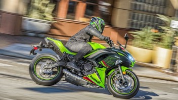 Moto - News: Kawasaki Z e Ninja 650: un pieno di tecnologia per il 2023