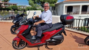 Moto - News: Furnari, Peugeot: "Il nostro maxi scooter 400 vi stupirà ad EICMA"