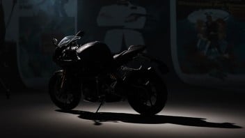 Moto - News: Triumph festeggia i 60 anni di James Bond con una Speed Triple RR speciale