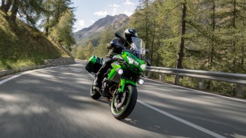 Moto - News: Kawasaki Versys 650 e 1000 2023: ecco gli aggiornamenti delle crossover