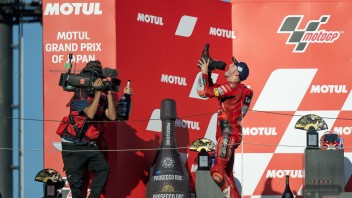 MotoGP: VIDEO - Miller finalmente torna a bere Prosecco dallo stivale: ecco lo shoey!