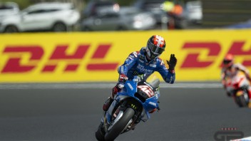 MotoGP: Rins vince a Phillip Island, Marquez 2°, Bagnaia 3°. Disastro Quartararo, caduto