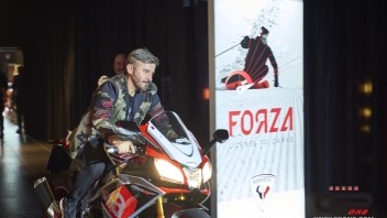 SBK: Max Biaggi piega anche sulla neve: sciare è come andare in moto