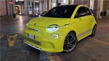 Auto - News: Abarth 500 elettrica: via i veli, ecco la prima foto spia