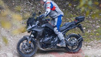 Moto - News: BMW R 1300 GS 2023: le foto spia svelano un nuovo telaio