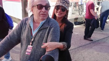 MotoGP: Carlo Pernat incontra la pornostar Selen nel paddock di Valencia