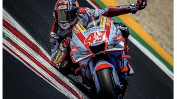 MotoGP: Fabio Di Giannantonio: Mum, look, no hands!