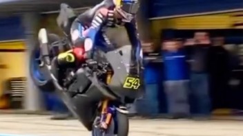 SBK: Toprak Razgatlioglu: mamma che stoppie sulla pit-lane di Jerez!