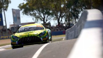 Auto - News: VIDEO - Rossi scatta 8° alla 12 Ore di Bathurst, pole e record di Engel