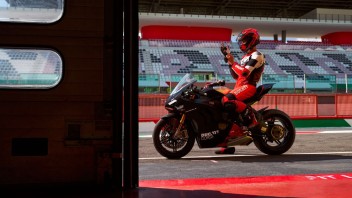 Moto - News: Ducati: la collezione 2023 arriva negli store ufficiali
