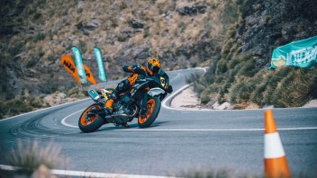 Moto - News: KTM 890 SMT: ritorna la supermoto tourer!