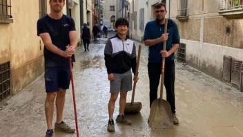 Auto - News: Yuki Tsunoda takes to the streets in Faenza to shovel mud
