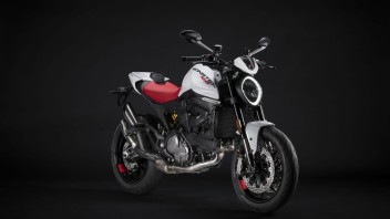 Moto - News: Ducati Monster 2024: si aggiunge la nuova livrea Iceberg White