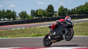 Moto - News: Ducati Panigale V2 2024: la nuova livrea Black on Black Livery