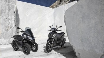 Moto - Scooter: Piaggio Beverly ed MP3 300 hpe: per l'estate, arriva l'allestimento Deep Black,
