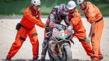 SBK: Michele Pirro sbaglia e paga nel CIV Superbike: la sequenza della caduta