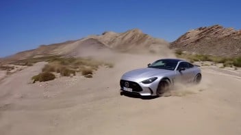 Auto - News: Mercedes-AMG GT Coupé: Lewis Hamilton la intraversa sulla ghiaia