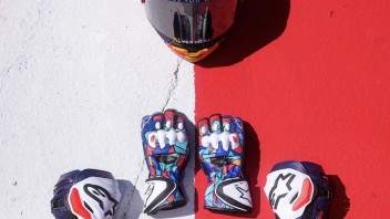 MotoGP: Marc Marquez onora Gaudì e la Catalogna con casco, stivali e guanti