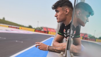 SBK: Huertas in Aruba sulla Ducati V2: quando il talento vince sulla valigetta!