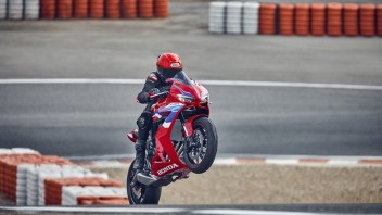 EICMA: Honda CBR650R 2024: rinnovata la sportiva giapponese, anche con E-Clutch