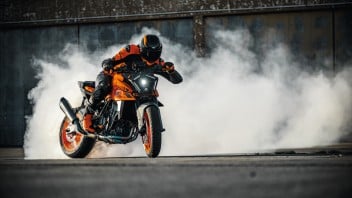 EICMA: KTM 990 Duke 2024: l'arancione cambia. A EICMA 2023 la nuova hypernaked 