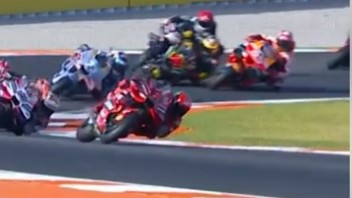 MotoGP: Bezzecchi-Marquez alta tensione a Valencia: ecco il contatto che non si è visto